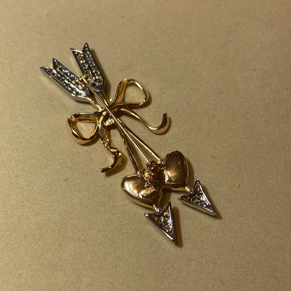Joan Rivers Gold Arrow and Heart Brooch with Intricate Metalwork - Picture 2 of 3